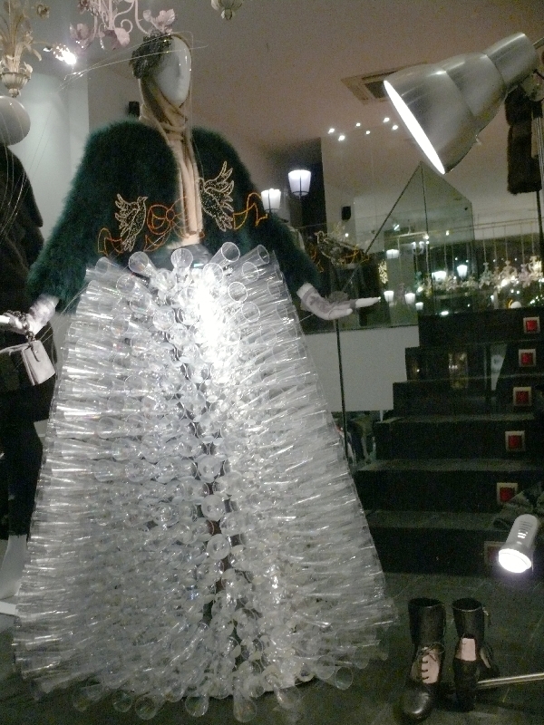 Vestido de fiesta hecho de copas de plástico