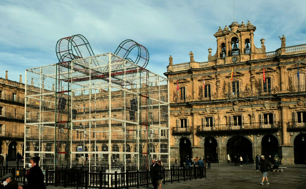 Engendro luminoso de la plaza mayor de Salamanca visto de día